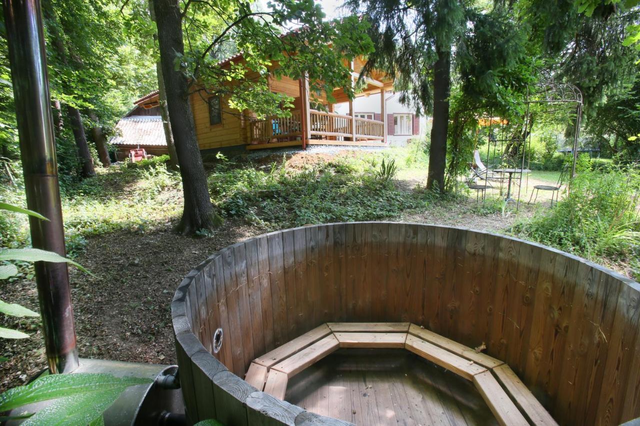 Blockhaus Mit Beheizbarem Badefass Und Infrarotsauna Auf Der Terrasse *