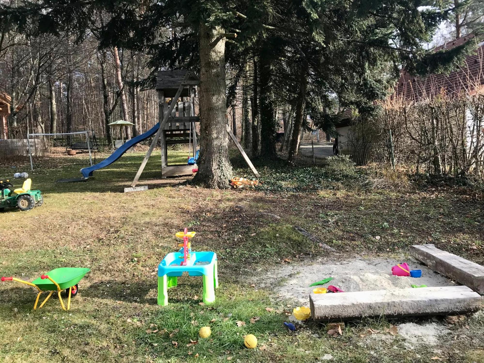 Blockhaus Mit Beheizbarem Badefass Und Infrarotsauna Auf Der Terrasse Chalet